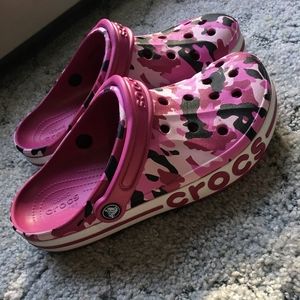 Pink camouflage crocs
